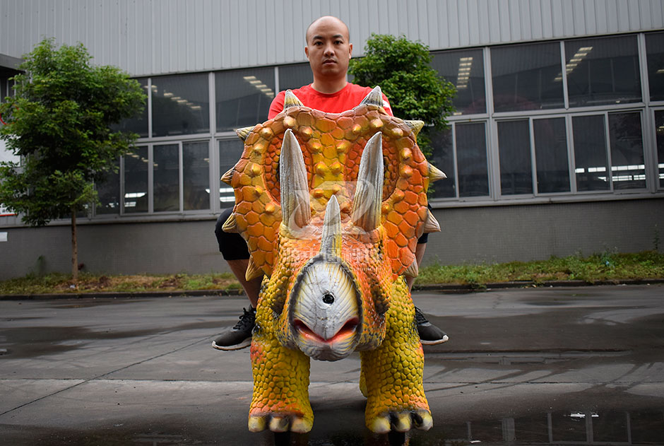 三角龍電瓶車，商場騎的三角龍，三角龍溜溜車