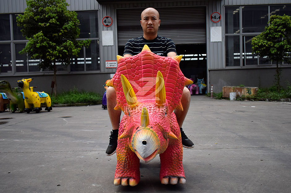 三角恐龍恐龍車，商場騎的三角龍，三角龍童車