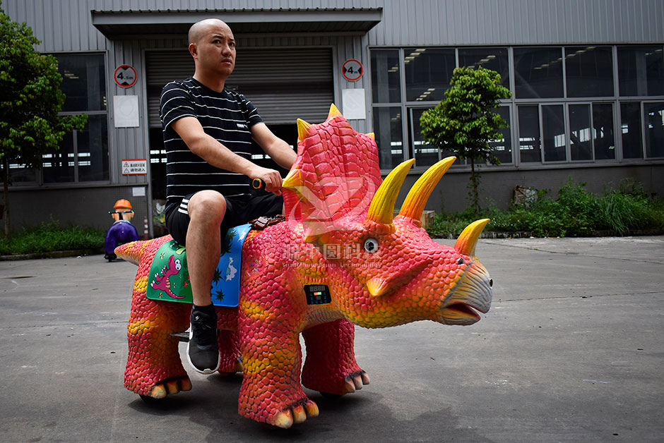 三角恐龍恐龍車，商場騎的三角龍，三角龍童車